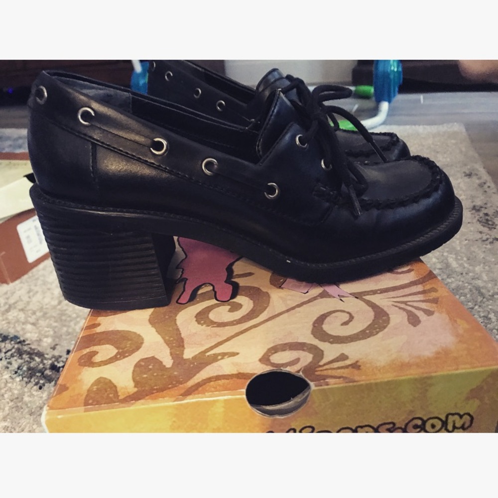 ADORABLE black “chunky” heels!💎 (ON HOLD)